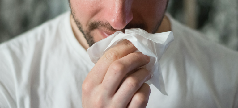 Течет из носа: все об инфекционном рините | Статьи med