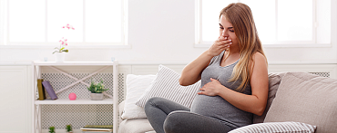 Из-за чего появляется тошнота на ранних сроках беременности?