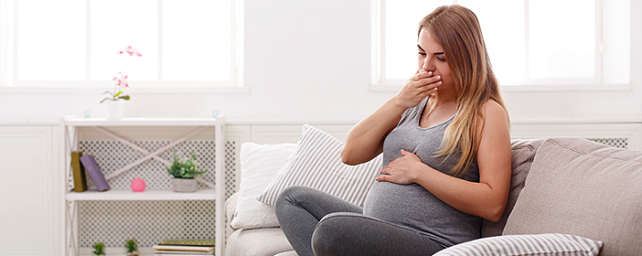Из-за чего появляется тошнота на ранних сроках беременности?