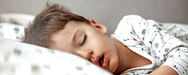 Почему у ребенка потеет голова во время сна