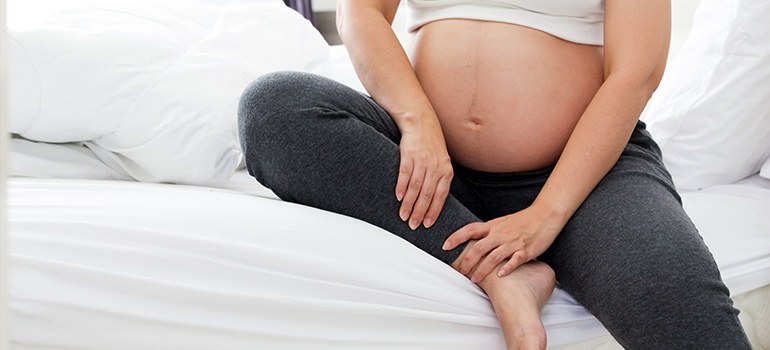 Почему отекают ноги при беременности