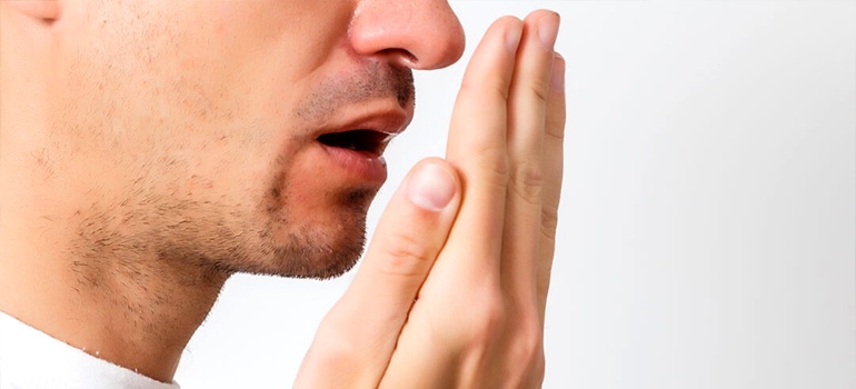 Запах изо рта, причины появления и как от него избавиться