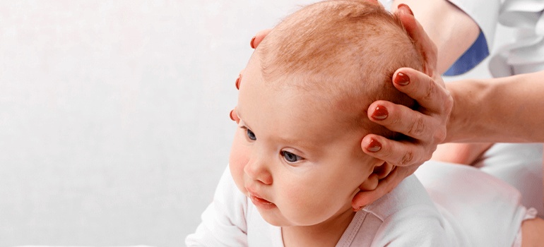Когда ребенок начинает держать голову: нормы развития