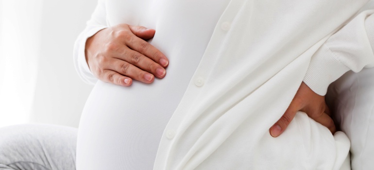 Почему болит живот во время беременности