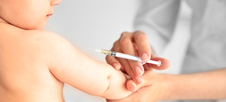 Делать ли прививки ребенку