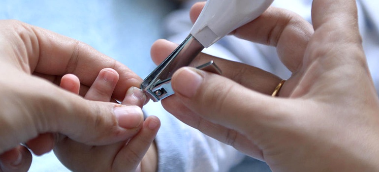 Как стричь ногти новорожденным: техника выполнения процедуры