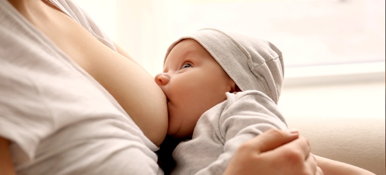 Почему ребенок плачет во время кормления грудным молоком?